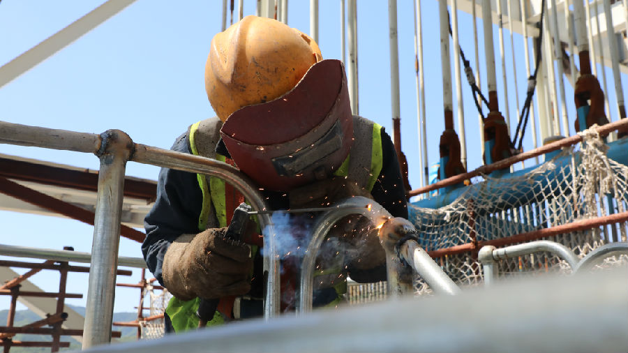 西上莊熱電項目是山西省“晉電送冀”重點電源項目。該項目位于陽泉市郊區西上莊村，是陽泉市推進產業轉型、變輸煤為輸電、走煤電一體化之路的重點工程。圖為項目建設現場。