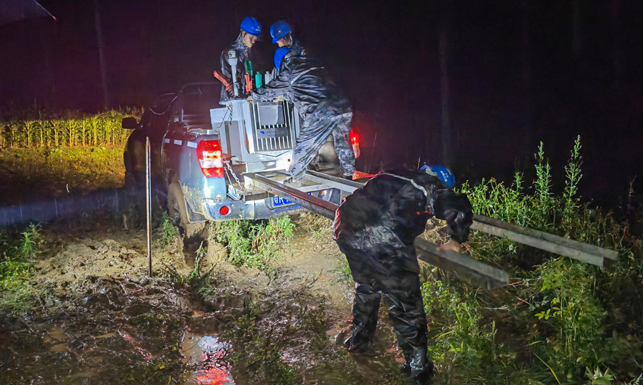 6月20日，南方電網廣東清遠陽山供電局搶修隊奔赴陽山縣七拱鎮、江英鎮、杜步鎮等地開展搶修復電工作。在確保人身安全的前提下，搶修人員有序開展變壓器修復、供電線路修復、線路開關修復等工作。彭海健 攝