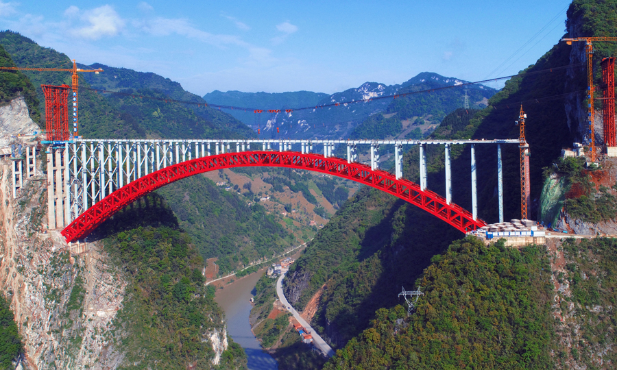 近日，隨著昭通岸左幅最后一片預應力混凝土T梁精準對位，由中國中鐵旗下中鐵工業參建的云南省在建橋梁施工難度最大項目——白水江特大橋全橋順利貫通，標志著宜昭高速公路全線貫通，為項目如期通車奠定扎實基礎。