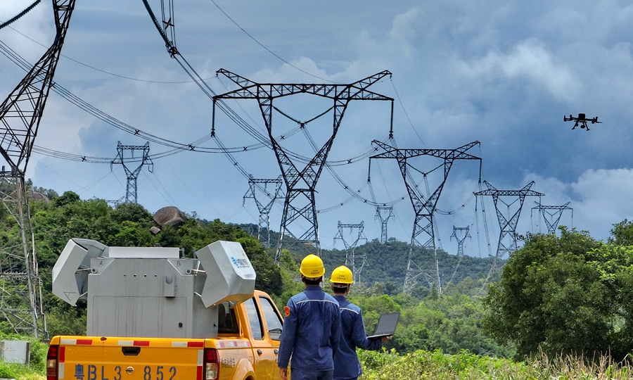 據南方電網數據顯示，截至6月28日，內地向香港輸送電量累計突破3000億千瓦時，達到3043億千瓦時，比香港回歸前增長超過9倍。圖為近日，南方地區強降雨持續，為保障涉港線路安全穩定運行，南方電網深圳供電局輸電線路運維人員利用車載移動機巢搭載無人機群對400千伏核深線進行特巡特維護。