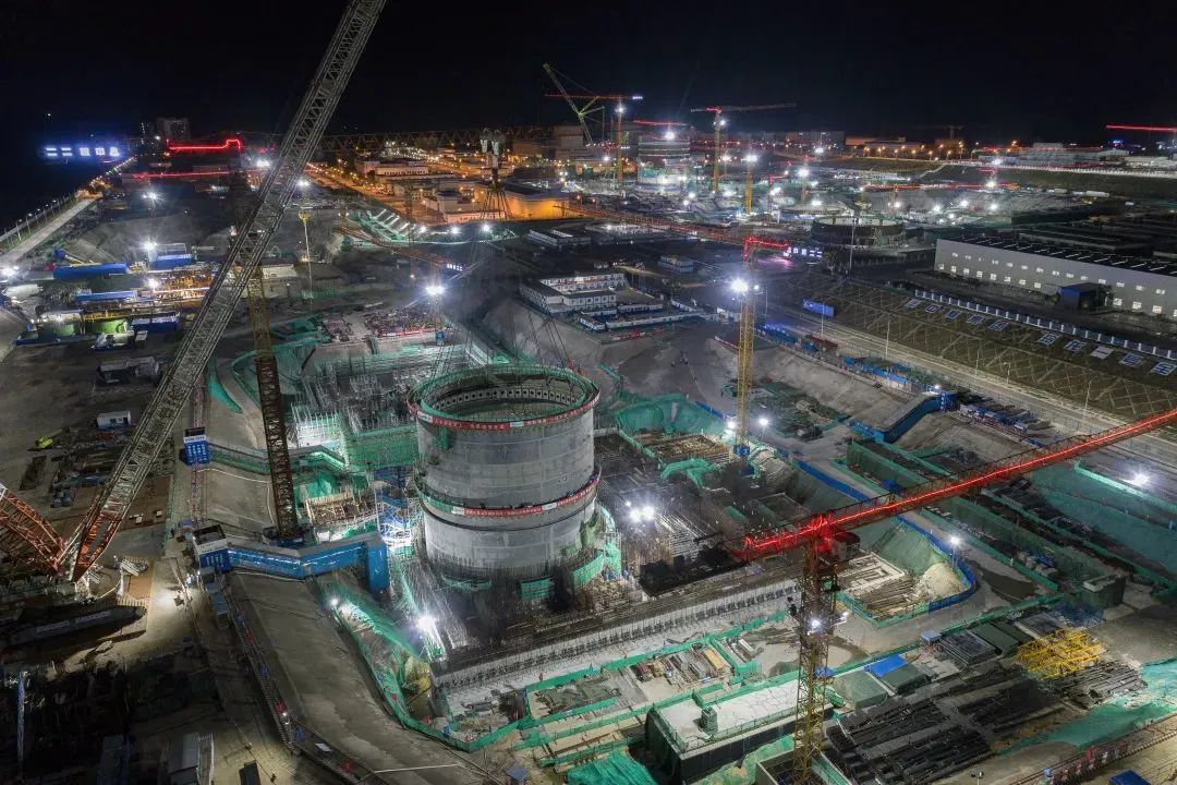 鋼制安全殼上部筒體整體由4層共32個瓣片拼裝而成，現場采用了工廠化制造、模塊化施工的先進建設模式，優化了現場施工邏輯，有效節約了現場施工工期，為反應堆土建結構與鋼結構協同推進創造了條件。