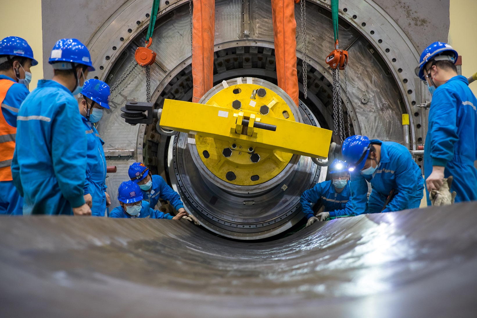 近日，中國能建山西電建負責檢修的田灣核電6號機組完成今年首次大修。發電機專項班組歷經33天大修工期順利完成回裝工作，確保后續發電機組安全平穩啟動，扎實做好迎峰度夏保供工作。