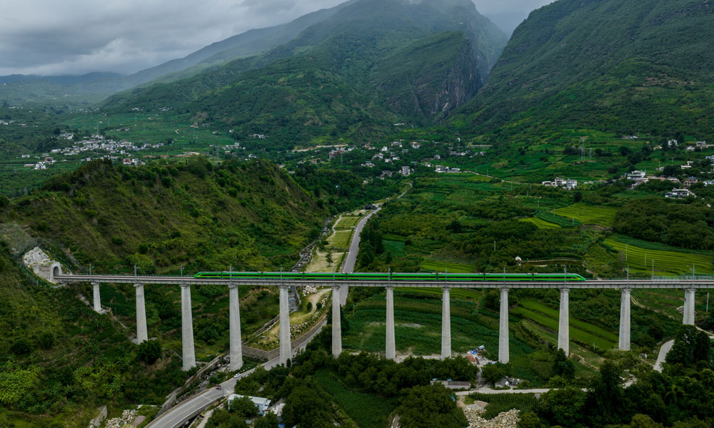 據介紹，中國中鐵旗下中鐵一局、五局、八局等單位參建的中緬國際大通道大（理）瑞（麗）鐵路大理至保山段即將開通運營，云南省保山市將結束不通火車的歷史。