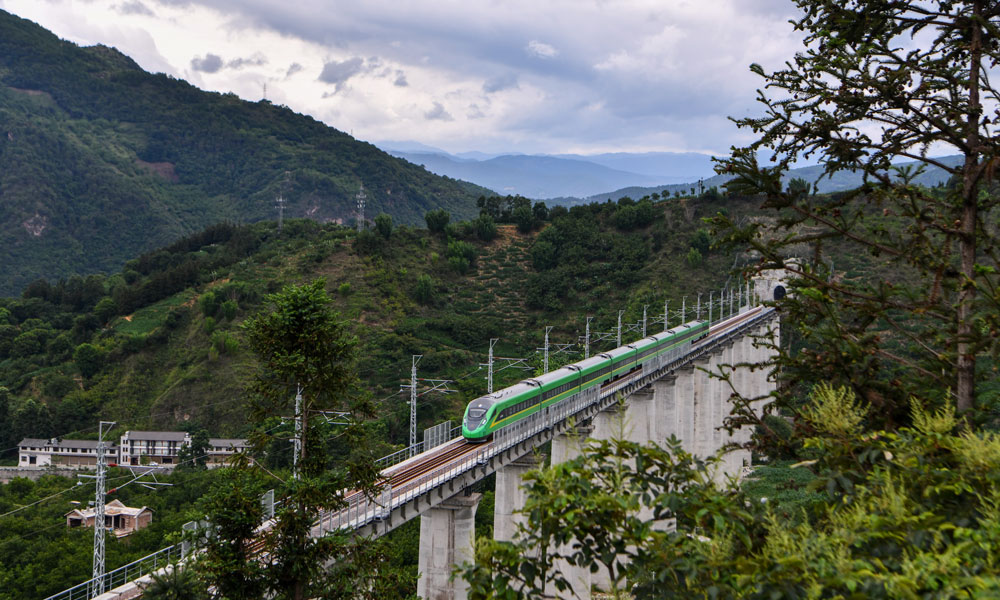 大瑞鐵路大保段開通運營后，將改變云南西南部的交通運輸格局，進一步凸顯云南面向東南亞、南亞開放的橋梁和紐帶作用，對促進沿線地區經濟社會發展，推動我國與東南亞、南亞國家的交流與合作，將產生重大的影響。