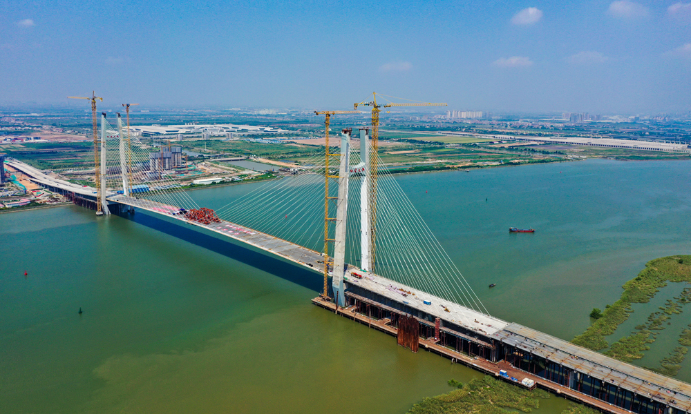 紅蓮大橋全長1782米，主橋長912米，采用雙塔雙索面混合梁斜拉橋型，主塔高180米，飛跨珠江水系龍穴南水道的主橋跨度達580米。