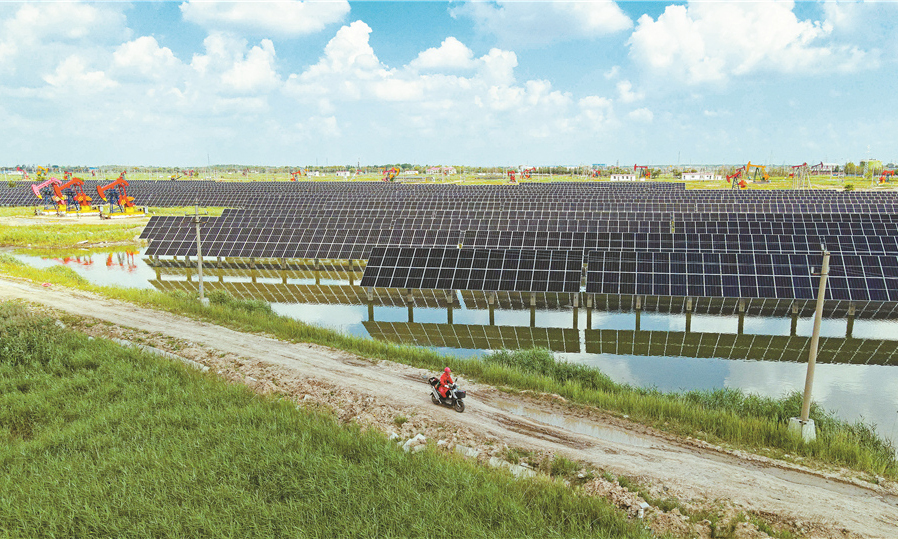 截至7月31日，中國石油首個水面光伏項目——大慶油田星火水面光伏示范工程累計發電超200萬千瓦時。據悉，星火水面光伏示范工程是大慶油田自主設計建設的新能源項目，也是打造“大慶油田綠色低碳可持續發展示范基地”的先導示范工程。圖為采油工人穿梭在星火水面光伏示范工程現場。