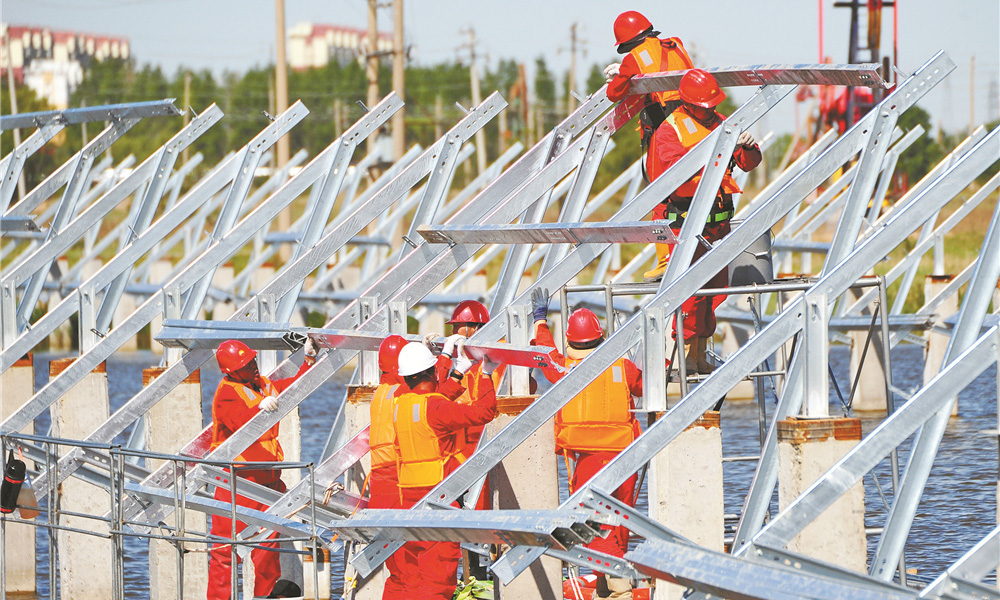 今年7月1日，建設用地40萬平方米、裝機規模18.73兆瓦，年均發電2750萬千瓦時、減排二氧化碳2.2萬噸的星火水面光伏示范工程正式并網發電。從開工建設到并網發電僅用4個月時間，有力助推了大慶油田新能源發展再次提速。圖為工人在組裝光伏板。