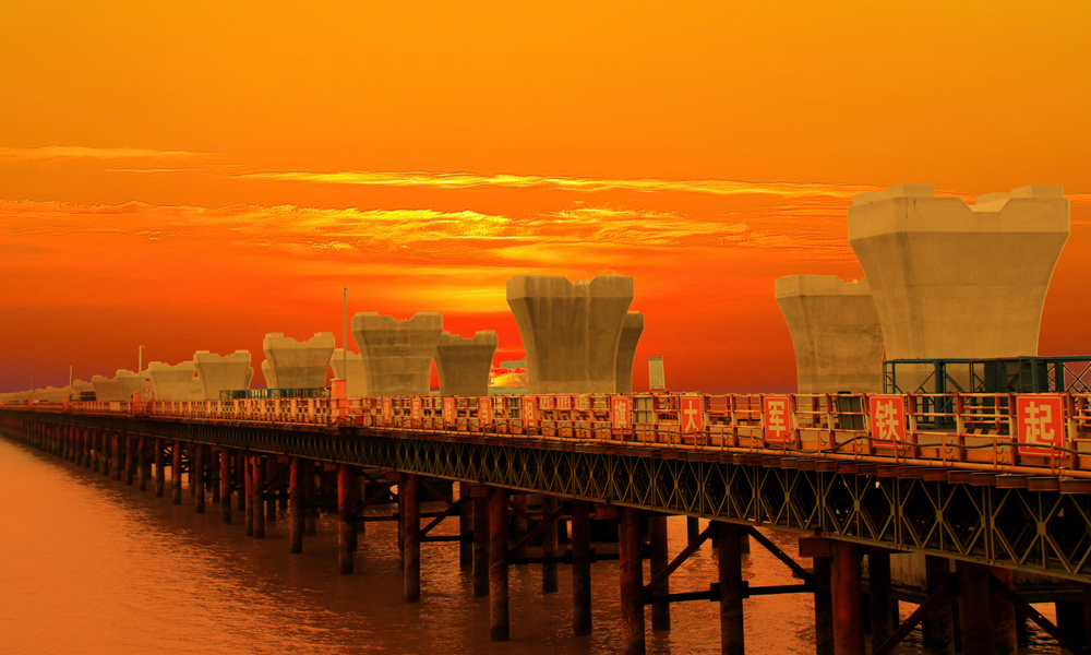 據悉，杭甬高速復線將于2023年底建成通車，對完善國家高速公路網和寧波舟山港集疏運網絡建設、促進浙江省經濟發展具有重要意義。圖為濱海互通主線墩柱群。