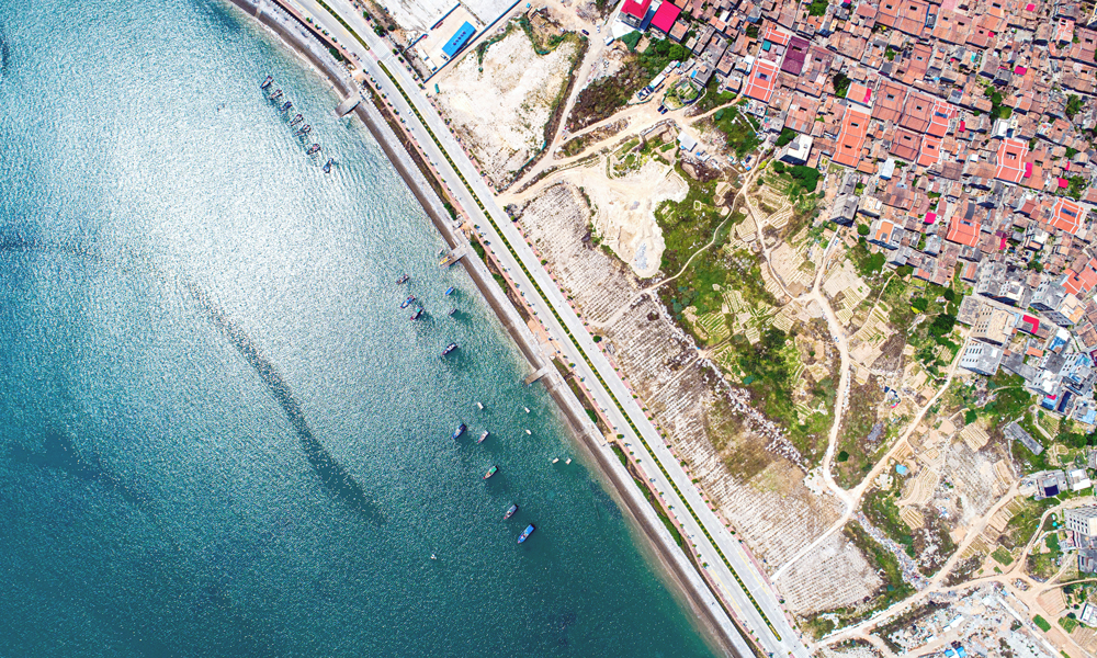 8月10日，由中國鐵建所屬中鐵二十二局承建的福建泉州泉港海洋生態修復工程正式全面開工建設。這一項目作為國家2021年至2035年重要生態系統保護和修復總體規劃中首批實施的重點工程之一，將啟動建設“貝藻礁型防浪屏障建設”“后龍灣沿線沙灘修復與養護”“后龍灣海堤生態化改造”“海灘垃圾攔截和收集系統”四大工程，構筑起“三防一體”海洋生態減災空間體系。圖為建設中的海洋垃圾攔截與收集系統。