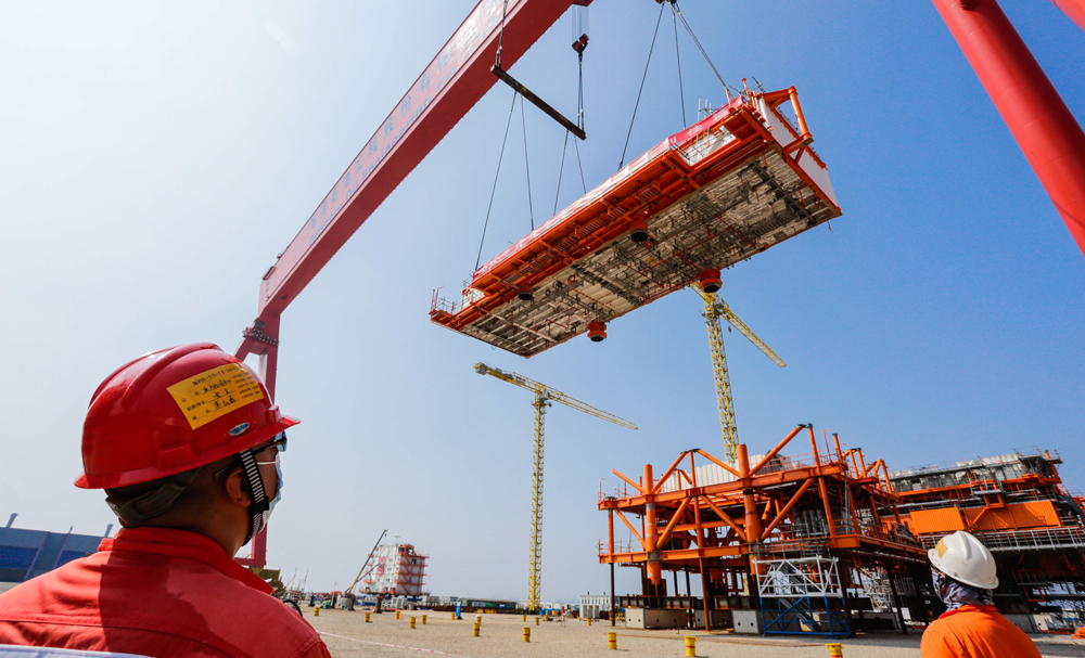 近日，隨著最后一個組塊電儀間在中國海油下屬海油工程天津智能化制造基地順利完成空間就位，中國海油天津分公司億噸級大型油田墾利6-1項目5-1、5-2、6-1區塊14個單體全部實現主結構封頂，為項目按期投產打下堅實基礎，對于保障京津冀地區能源供給和國家能源安全具有重要意義。