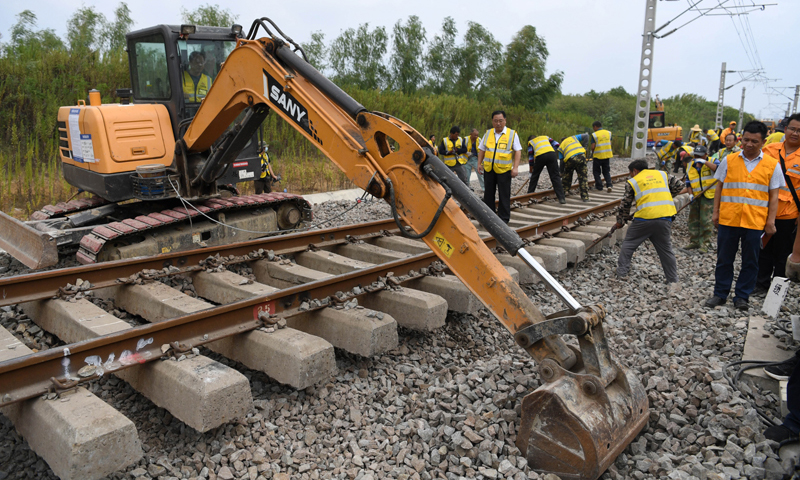 9月15日，施工人員在進行撥接施工。新華社記者 劉軍喜 攝
