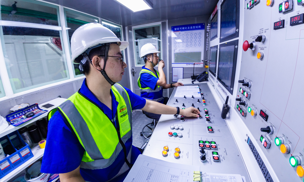 廣湛高鐵通車后將實現廣州中心城區至湛江中心城區90分鐘互達，高速融入粵港澳大灣區聯動發展，促進湛江整體經濟和社會發展，在加強廣東對外合作“陸海內外聯動、東西雙向互濟”發展中發揮重要引領作用。圖為工作人員正在操作盾構機。