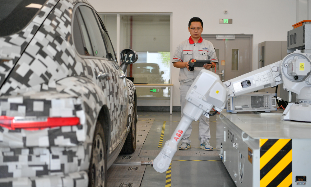 在中汽中心新能源汽車科技創新基地充電技術部，工作人員正在操縱設備測試新能源汽車無線充電輔助性能。新華社記者 孫凡越 攝