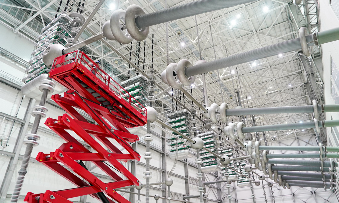 昌吉-古泉±1100千伏特高壓直流輸電工程起于新疆昌吉換流站，止于安徽古泉換流站，是目前世界上電壓等級最高、輸送距離最遠、輸送容量最大的輸電工程。圖為10月9日，國網安徽電力檢修人員對古泉換流站設備進行檢修、維護。新華社記者 杜宇 攝