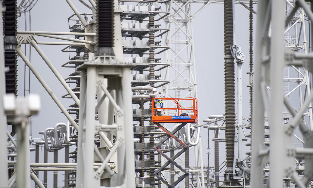 10月9日，國網安徽電力檢修人員對古泉換流站設備進行檢修、維護。新華社記者 劉軍喜 攝