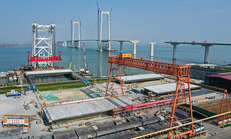 10月8日，深中通道中山智慧梁場的第155片60米混凝土箱梁完成預制。新華社記者 劉大偉 攝