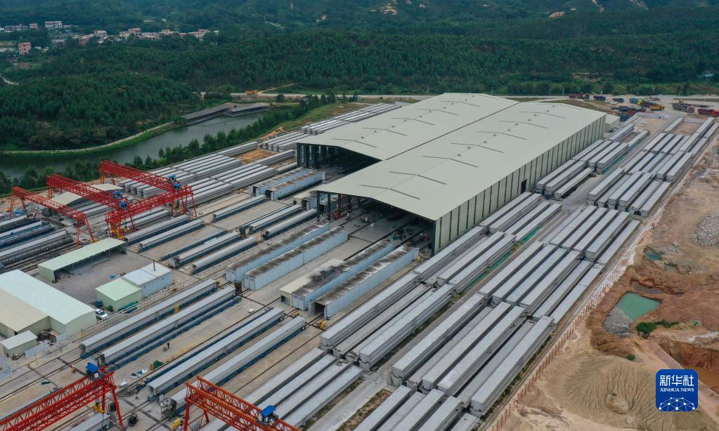 10月18日，由中鐵十一局承建的黃茅?？绾Ｍǖ琅_山段預制箱梁生產突破1000片。黃茅海跨海通道智慧梁場運用智能化技術設計，使生產區占地面積由2.8萬平方米降低到1萬平方米，單片梁生產時間由原來的8天縮減至3.2天。該梁場預制箱梁任務共2552片，是黃茅海跨海通道項目全線最大的預制箱梁生產區。圖為中鐵十一局黃茅?？绾Ｍǖ乐腔哿簣觥Ｐ氯A社記者 劉大偉 攝