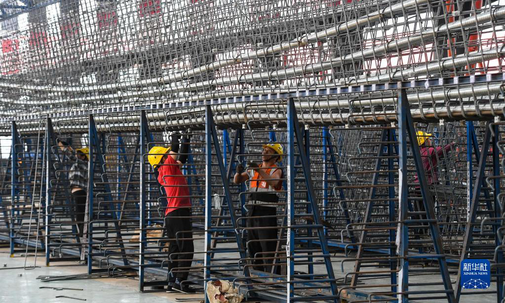 10月18日，工人在黃茅海跨海通道智慧梁場綁扎預制箱梁鋼筋籠。新華社記者 劉大偉 攝