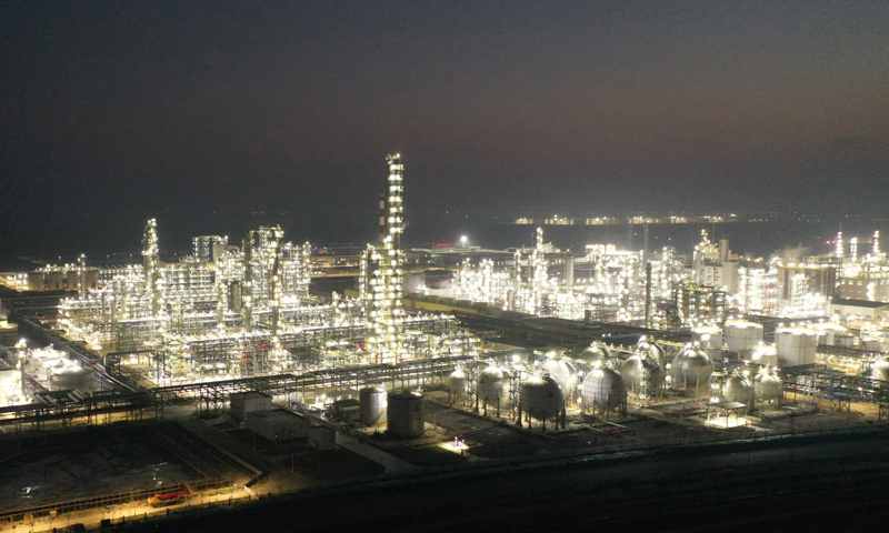 10月19日晚拍攝的天津市濱海新區南港工業區景象（無人機照片）。新華社記者 趙子碩 攝