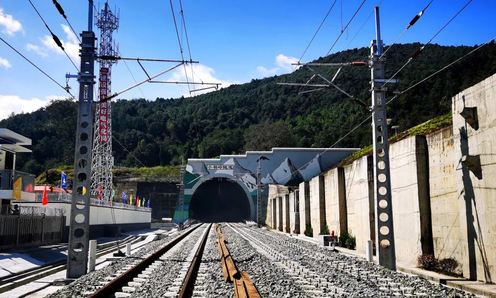 10月24日，隨著無砟道床澆筑完畢，中國中鐵旗下中鐵隧道局承建成昆鐵路復線最長隧道——小相嶺隧道主體工程全面完工。小相嶺隧道位于涼山州越西縣至喜德縣境內，全長21.775千米，小相嶺隧道位于涼山州喜德縣和越西縣境內，穿越10條斷層和2條褶曲，最大埋深1350米，是成昆鐵路復線最長隧道，也被視作全線最難“啃”的“硬骨頭”。?圖為成昆項目主體工程正洞照片。