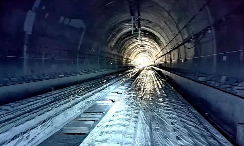 目前，成昆鐵路復線已進入最后沖刺階段，預計今年底實現全線貫通。建成通車后，將穿行大小涼山腹地、攀西地區，在川滇間架起新的鋼鐵通道，密切我國西部地區與東南亞地區的互聯互通。屆時，新老成昆線將客貨分離，時速80公里的老成昆線以貨運為主，時速160公里的新成昆線以客運為主，有利于疏解既有成昆鐵路運輸壓力、增運增收，也將帶動沿線地方經濟發展，實現鄉村振興。圖為成昆項目隧道內的無砟道床。