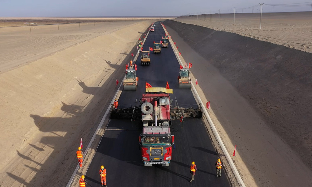 10月29日，隨著最后一車瀝青混合料鋪設完成，中國中鐵旗下中鐵五局參與投資建設的青海格爾木至茫崖公路擴建工程瀝青路面全線貫通，為年底全線通車奠定了堅實基礎。