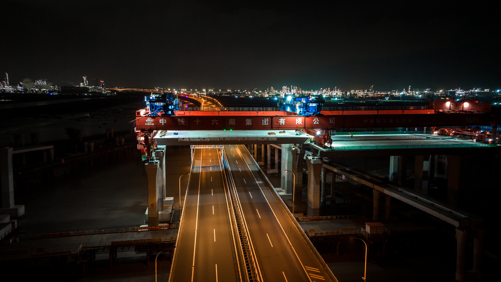 該工程建成后，將大大縮短長三角南翼與上海、江蘇等省市之間的時空距離，極大方便杭州灣沿線，特別是寧波余姚西部、慈溪北部等地市民出行，對完善國家高速公路網和寧波舟山港集疏運網絡，暢通寧波對外通道，促進浙江省海洋經濟發展示范區、長三角一體化發展具有重要意義。圖為跨越金塘大橋施工現場。