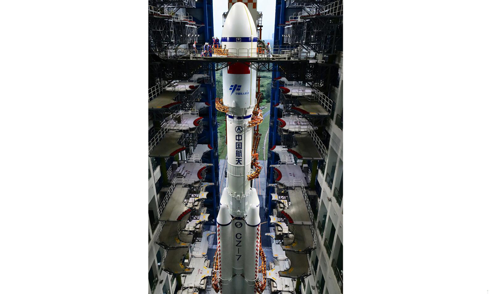 11月9日，天舟五號貨運飛船與長征七號遙六運載火箭組合體在進行垂直轉運前準備。