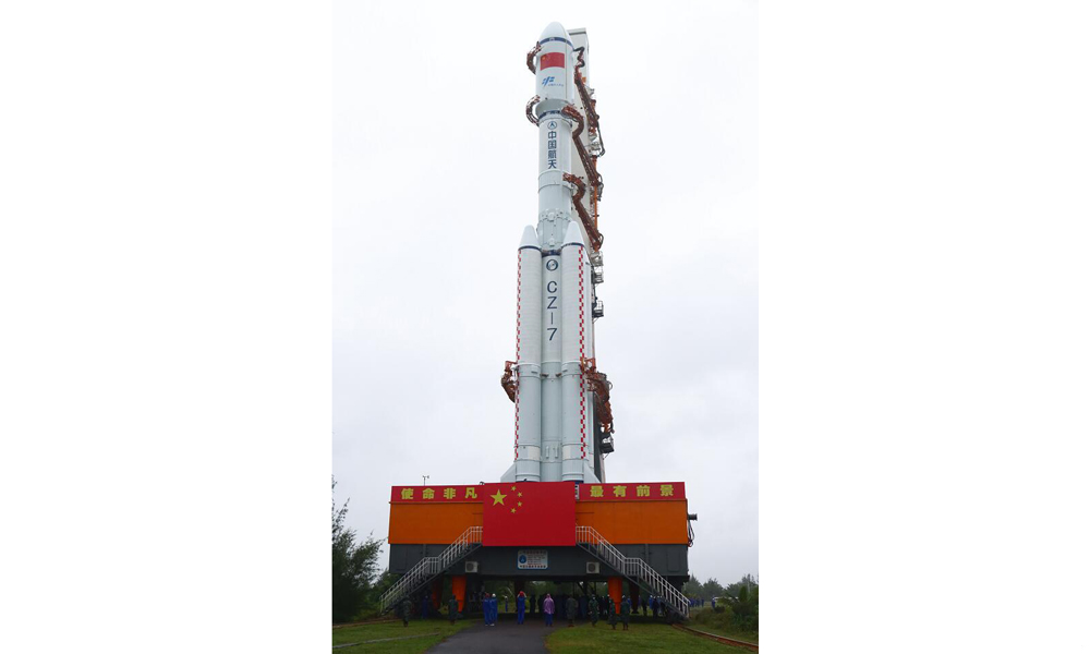 11月9日，天舟五號貨運飛船與長征七號遙六運載火箭組合體在垂直轉運中。