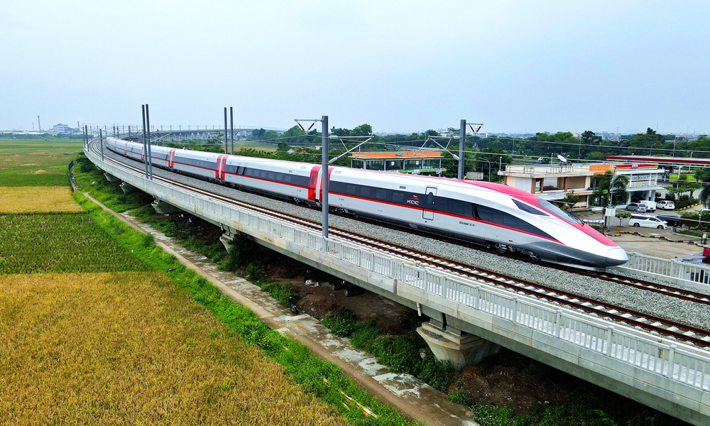 當地時間11月9日，中國中鐵旗下中鐵電氣化局承建的雅萬高鐵試驗段德卡魯爾至帕達拉朗接觸網熱滑試驗圓滿完成。圖為在印度尼西亞，一列高鐵動車組正在雅萬高鐵試驗段進行熱滑試驗。