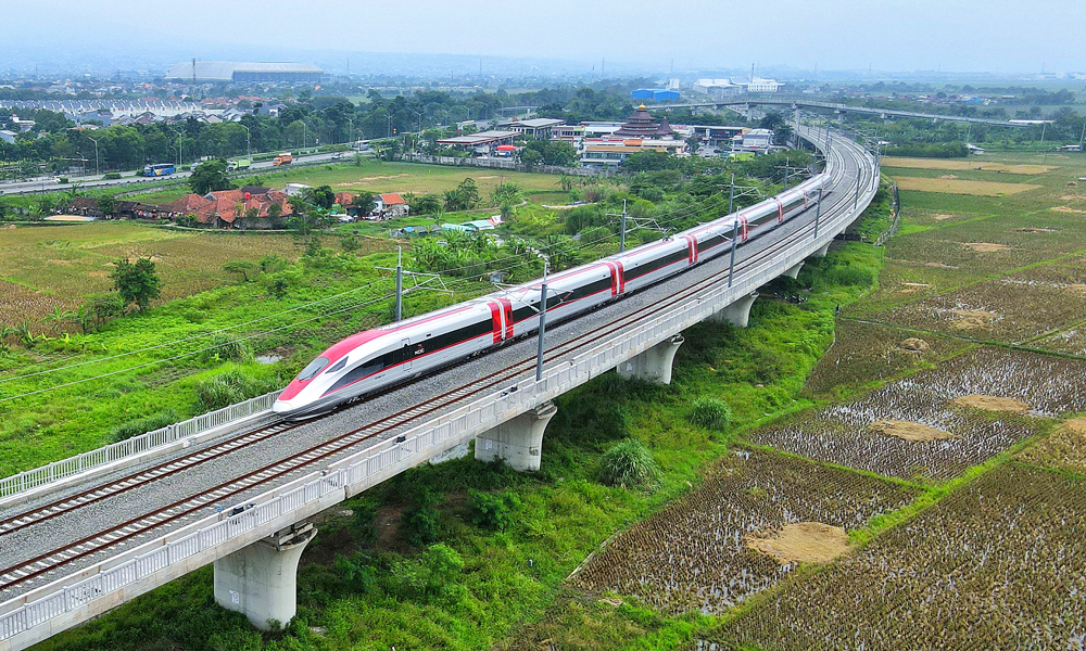 接觸網熱滑試驗是鐵路動態檢測前的關鍵環節，以確認相關供電設施設備是否達到聯調聯試條件。本次熱滑試驗一次成功，相關指標參數表現良好，完全符合設計要求。圖為11月9日，在印度尼西亞，一列高鐵動車組正在雅萬高鐵試驗段進行熱滑試驗。