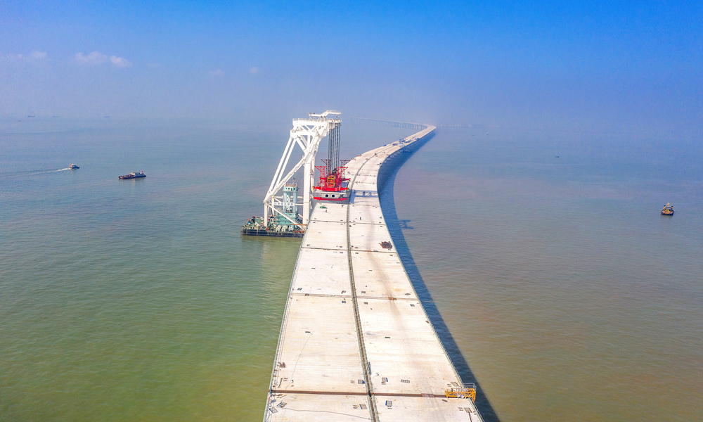 11月10日，隨著最后一片混凝土梁穩穩架設至指定橋墩，中國中鐵旗下中鐵大橋局負責的深中通道海上非通航孔橋155片混凝土箱梁架設任務全部完成。