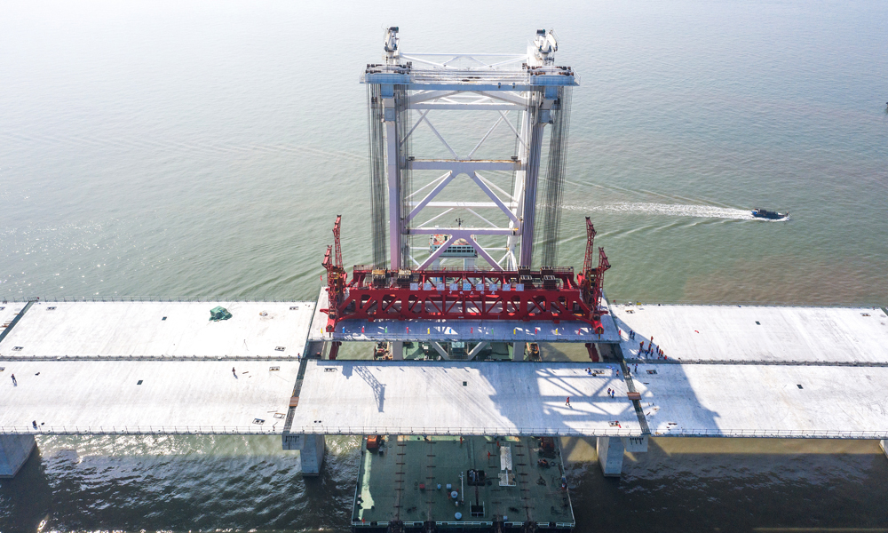 目前，海上非通航孔橋箱梁架設已完成277片，完成率約95%，建設者們正朝著年底完成全線海上非通航孔橋箱梁架設的建設目標全力沖刺。圖為11月10日拍攝的深中通道施工現場。