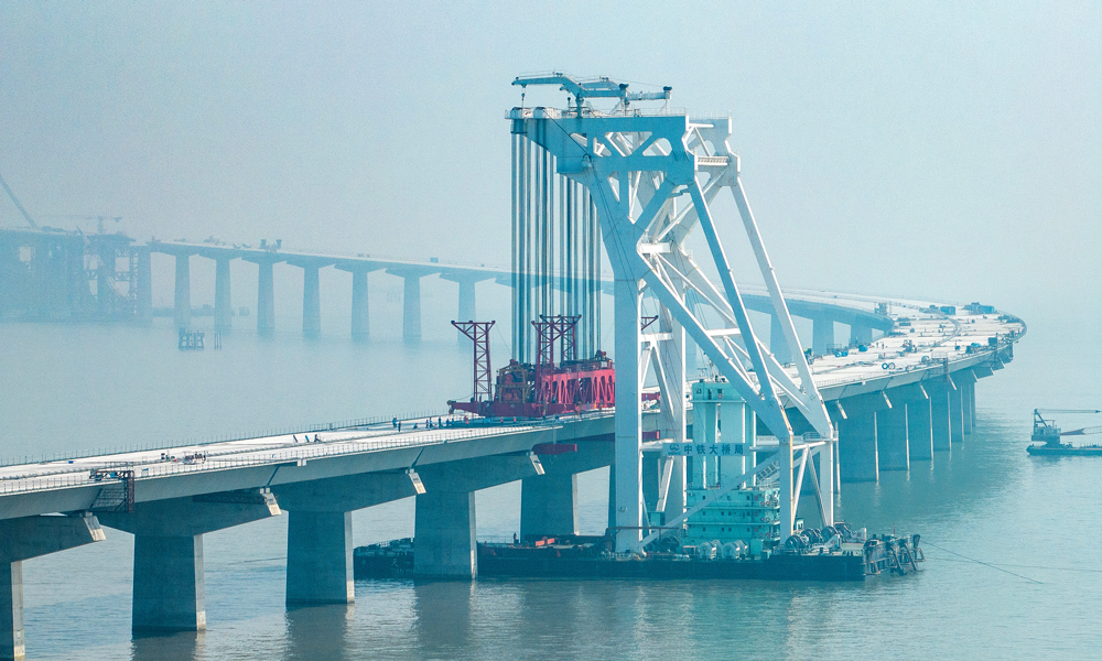 深中通道全線計劃在2024年建成通車，通車后由深圳到中山只需30分鐘可直達，徹底改變粵西地區民眾到深圳必經虎門大橋的歷史，更加大大減輕虎門大橋長期擁堵的交通壓力。深中兩地同步進入“半小時生活交通圈”，促進粵港澳大灣區城市群在人文、物流、經濟、文化等領域的快速發展及交通的互聯互通。圖為11月10日，“天一號”開展架設任務。