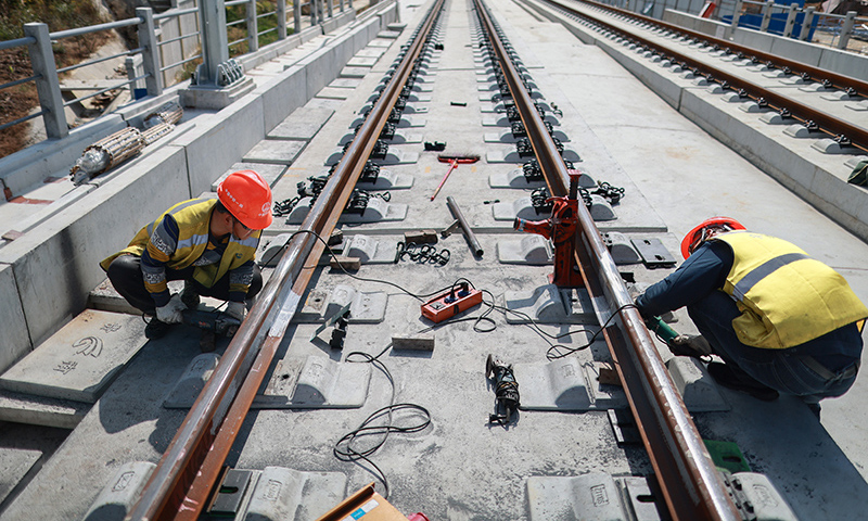 11月11日，中鐵一局員工在貴南高鐵貴州獨山段施工。新華社記者 劉續 攝