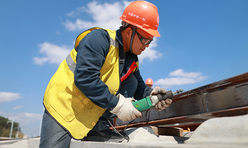 11月11日，中鐵一局員工在貴南高鐵貴州獨山段施工。新華社記者 劉續 攝