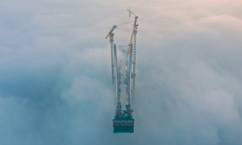 渝昆高鐵瀘州沱江特大橋橫跨四川省瀘州市龍馬潭區和江陽區，全長約2613.3米，主橋塔高113.2米，相當于38層樓高，為國內首座雙柱式V型橋塔、首次采用空間索面斜拉索的高速鐵路橋，設計時速350公里。主跨采用全長488米的索加勁剛構連續梁跨越沱江，是渝昆高鐵全線最大跨度連續梁橋。