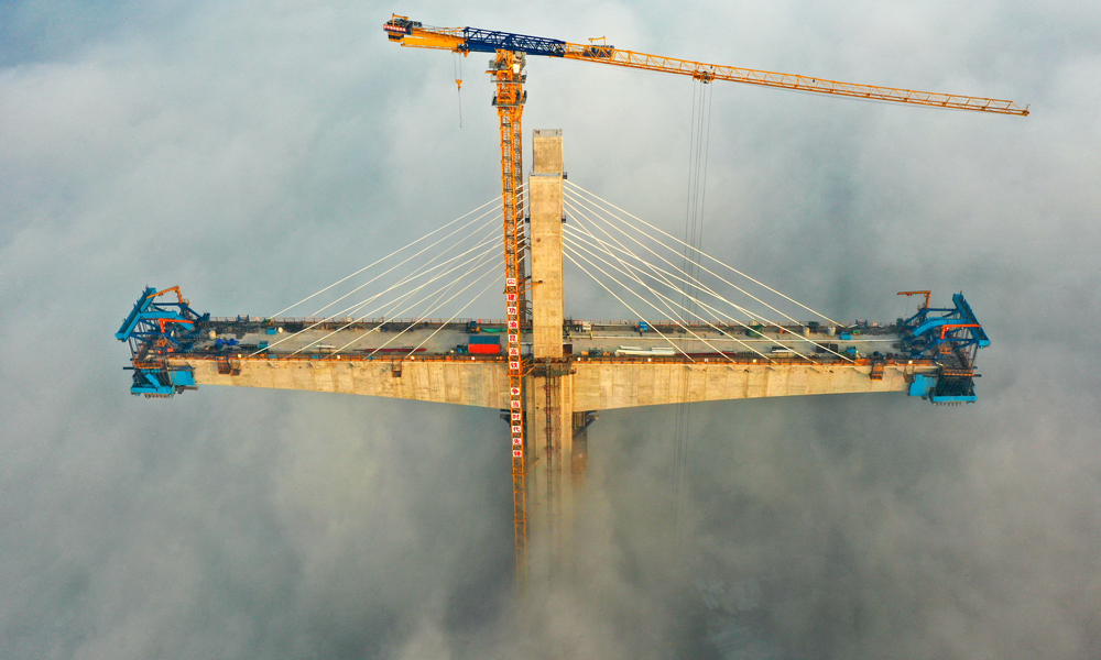 渝昆高鐵是國家中長期鐵路網規劃的“八縱八橫”高鐵網重要組成部分。建成后，將進一步完善國家綜合立體交通網，強化成渝地區雙城經濟圈與滇中地區之間的聯系，大幅壓縮重慶至昆明的鐵路旅行時間，極大改善沿線群眾出行條件，促進沿線經濟社會高質量發展。