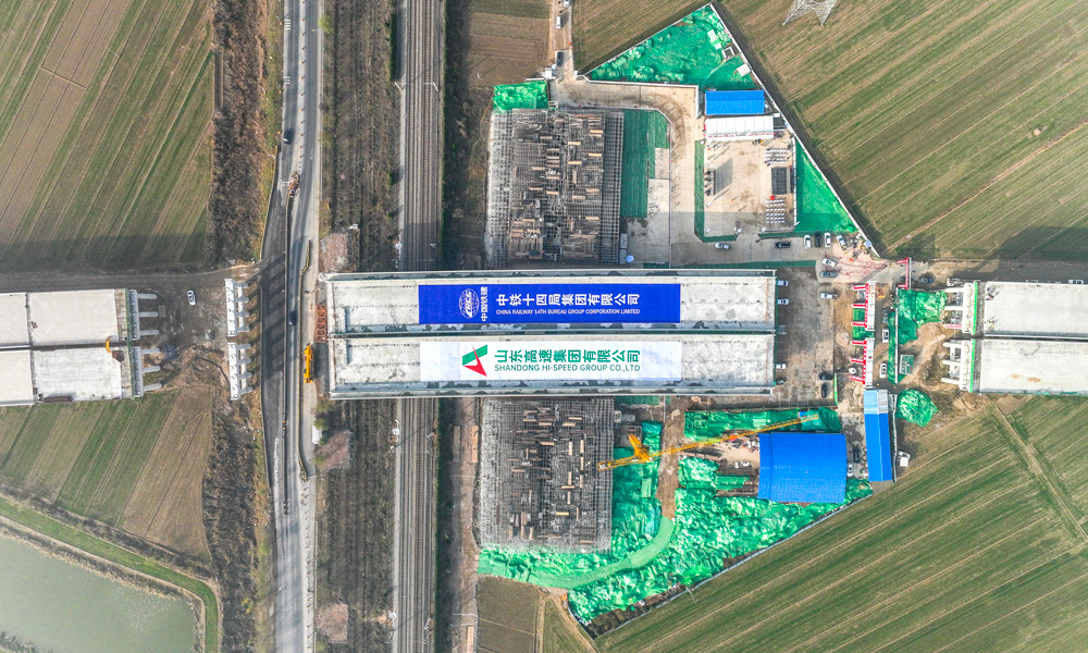 11月23日13時30分，由中國鐵建所屬中鐵十四局承建的濟南繞城高速公路二環線西環段跨京滬鐵路轉體橋轉體成功。該橋是國內最重單墩雙幅寬體無合龍段轉體橋，為全線建成通車奠定了堅實基礎。圖為轉體橋轉體完成后。