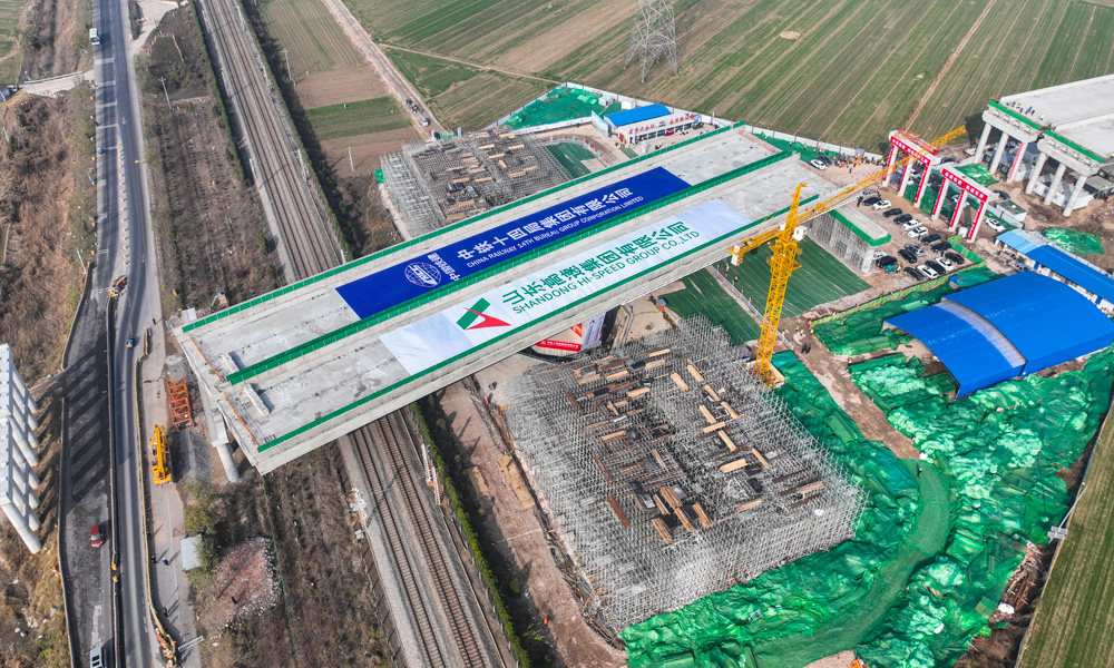 濟南大西環項目是山東省“九縱五橫一環七射多連”高速公路網的重要組成部分，被交通運輸部確定為首批平安百年品質工程創建示范項目和全國重大工程宣傳示范項目試點。本項目的建設對完善山東省高速路網布局、強化濟南作為省會城市群經濟圈和新舊動能轉換綜合試驗區核心城市的輻射帶動作用，帶動沿線區域經濟社會快速發展等方面具有重要意義。圖為轉體橋轉體中。