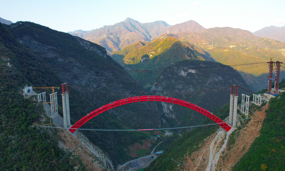 11月28日，由中國鐵建所屬昆侖集團參與投資、中鐵十二局承建的巫鎮高速公路東溪河特大橋主拱合龍，在大巴山深處架起一座連接渝陜兩地的“虹橋鋼管”，標志著這座西南地區最高鋼管拱橋建設取得重大突破。圖為大橋主拱合龍。