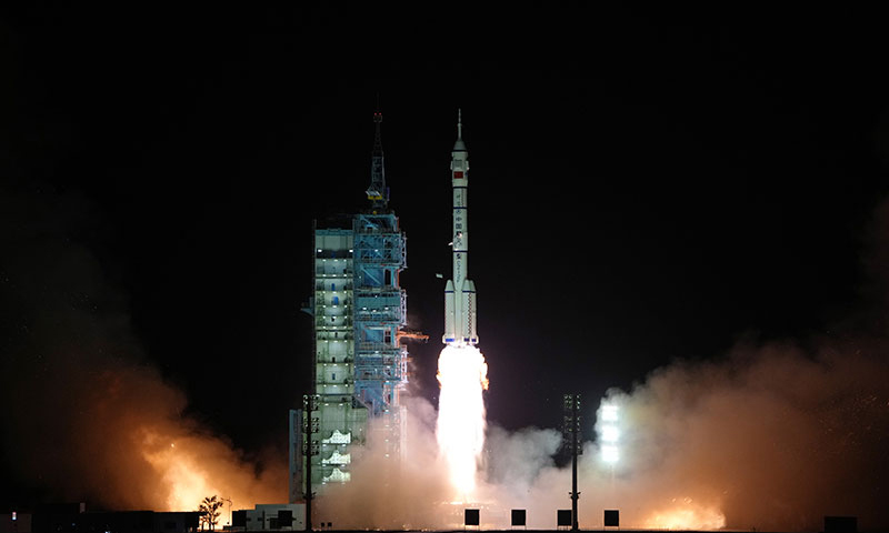 11月29日23時08分，搭載神舟十五號載人飛船的長征二號F遙十五運載火箭在酒泉衛星發射中心點火發射，約10分鐘后，神舟十五號載人飛船與火箭成功分離，進入預定軌道，航天員乘組狀態良好，發射取得圓滿成功。新華社記者 李剛 攝