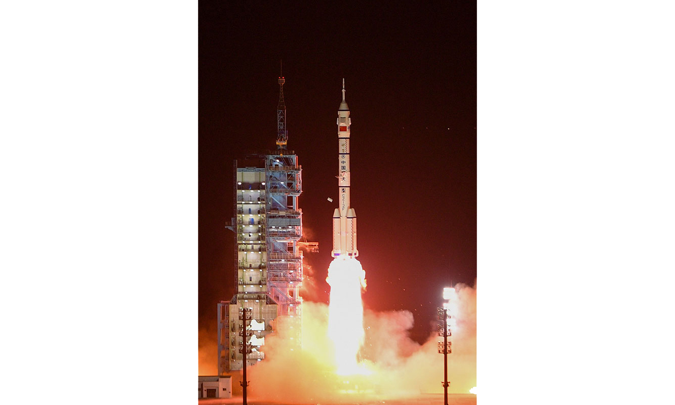 11月29日23時08分，搭載神舟十五號載人飛船的長征二號F遙十五運載火箭在酒泉衛星發射中心點火發射，約10分鐘后，神舟十五號載人飛船與火箭成功分離，進入預定軌道，航天員乘組狀態良好，發射取得圓滿成功。新華社記者 劉磊 攝