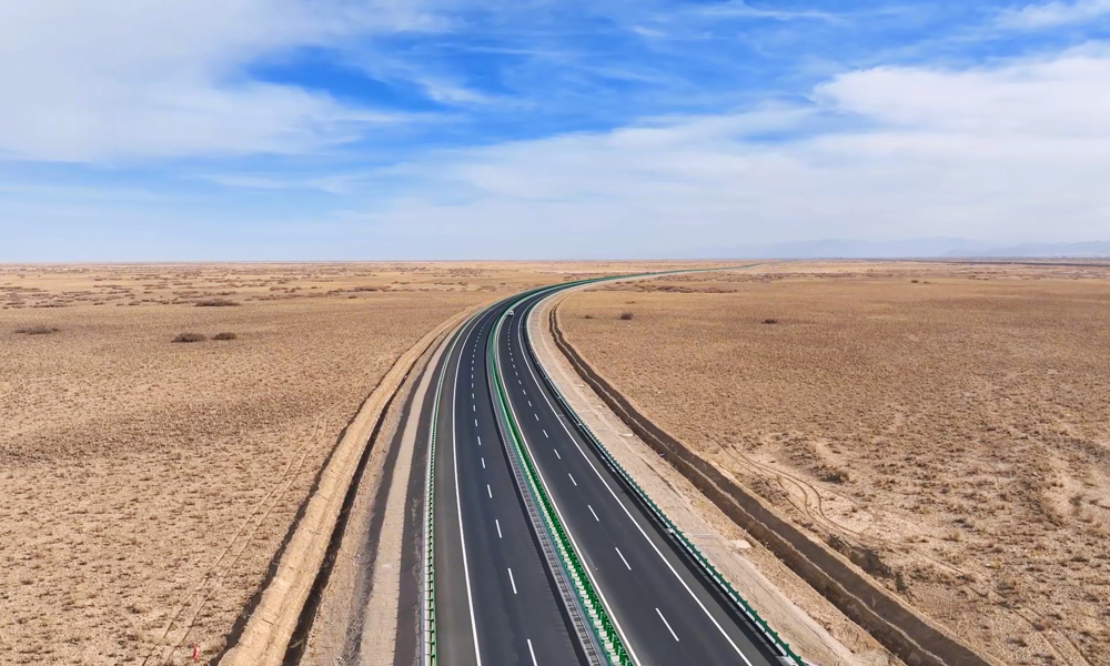 格茫公路擴建工程位于青海省海西蒙古族藏族自治州，采用“新建一幅+老路改建一幅”模式建設，全長343.14公里，平均海拔2850米，為雙向四車道一級公路建設標準。全線90%以上的路段是鹽堿、沼澤地質，工程點多線長、有效施工時間短、交通轉換復雜、環境保護要求高。中鐵五局建設團隊引進國際最先進的瀝青攪拌和攤鋪設備，精心組織、科學施工，解決了鹽堿沼澤、鹽漬土、水草地等不良地質路段多、高寒高海拔施工難等難題，提前5個月完成項目主體工程建設任務。