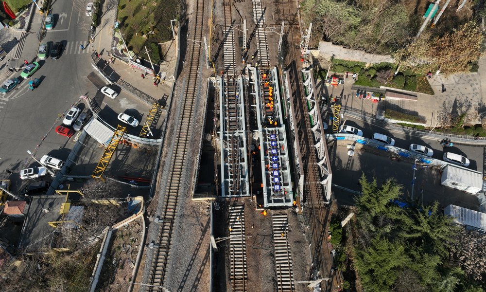 12月5日上午，由中國鐵建所屬中鐵十四局負責的膠濟客專海岸路橋換梁施工順利完成。該橋建于1901年，距今已有121年歷史，是山東省境內服役年限最長的鐵路鋼梁橋。圖為換梁成功現場。