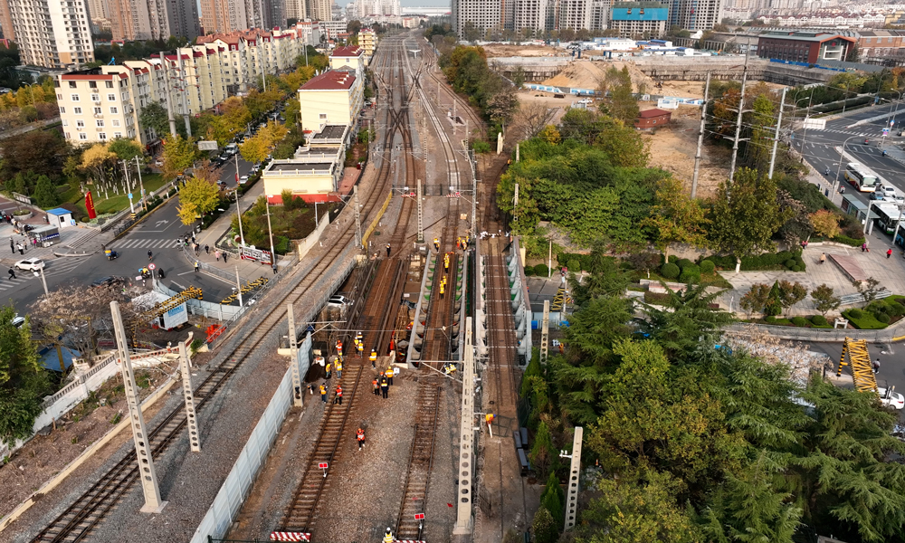 膠濟客專海岸路橋位于青島站和四方站間，是連接青島站與青島北站的唯一動車通道，是山東省境內服役年限最長的鐵路鋼梁橋。該橋由上下行共4片鋼梁組成，梁體銹蝕嚴重、承載力不足、部分支承墊石開裂，造成一定的安全隱患，為確保鐵路行車和橋下交通安全，需進行更換。圖為舊梁拆除前。