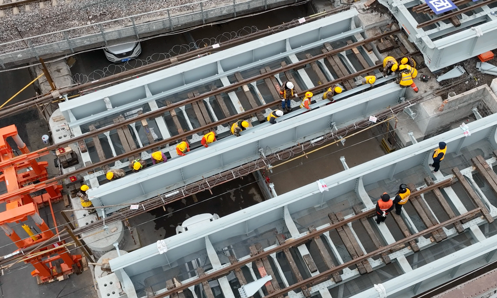 為順利完成換梁任務，中鐵十四局建設者們加大科技攻關力度，創新采用一體式換梁施工工藝，設計制作了新型智能工裝，利用BIM建模等技術手段，通過仿真模擬、數據驗算、組織廠內實驗等方式反復進行方案比選，確保舊梁拆除、新梁更換施工精準無誤。圖為換梁施工現場。