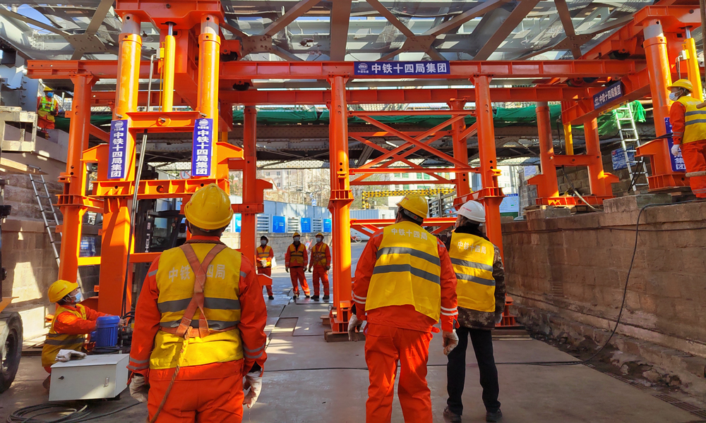 此次移入的4片新梁總重148.4噸，設計使用壽命為100年，隨后在軌枕安裝、線路鋪設、焊軌、大機養護后，膠濟客專海岸路橋將逐級提速后恢復列車運行。圖為建設者研發的新型智能工裝。