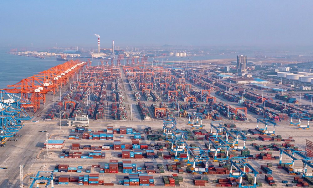 作為西部陸海新通道的重要出海樞紐港，進入第四季度以來，北部灣港欽州港區迎來生產高峰，“樂宜”輪、“海豐聯雅”輪、“海豐澤仁”輪、“金星?？怂埂陛喌韧赓Q集裝箱船舶一字排開，所有泊位滿負荷作業，全部岸橋投入運行，貨物裝卸緊張有序。