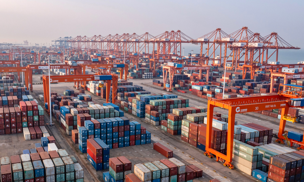 今年1—10月，北部灣港外貿集裝箱吞吐量同比增長26%，外貿進出口貨物吞吐量同比增長3.6%，實現逆勢增長，推動了廣西外貿量穩質升。據南寧海關統計，今年前10月，西部陸海新通道沿線經欽州港口岸進出口值達896.5億元，同比增長99.3%，創歷史新高，同期，對泰國、印度尼西亞等“一帶一路”沿線國家進出口643.5億元，同比增長1.7倍。